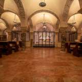 Usciamo ora dal presbiterio per visitare la cripta: un ambiente dai colori caldi diviso in quattro navate e dominato da ben 26 colonne in marmo, i cui capitelli sono variamente decorati in stile romanico e bizantino
